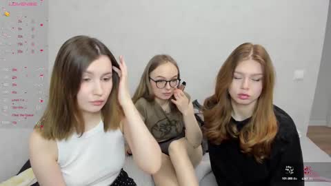 Veronica Tiia Lilith left to right online show from 02-27-25, 01:05
