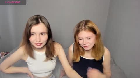 Veronica Tiia Lilith left to right online show from 10-05-25, 04:11