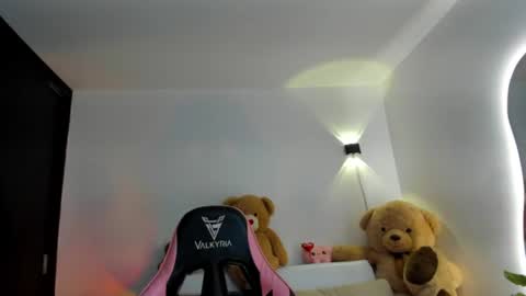 Eva   online show from 06-19-26, 04:28