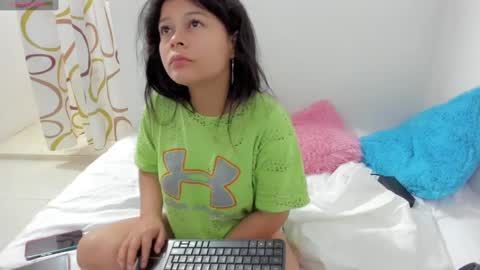 Snapshot of eva_sweet2 chatting on 01-26-25, 04:51 Estefania online show from 01-26-25, 04:51