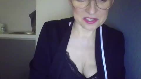Snapshot of evaglad chatting on 10-19-25, 06:19 evaglad online show from 10-19-25, 06:19
