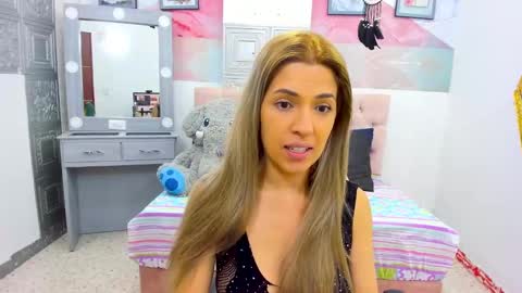 Snapshot of evaloviaa_ chatting on 02-18-25, 01:00 Eva online show from 02-18-25, 01:00