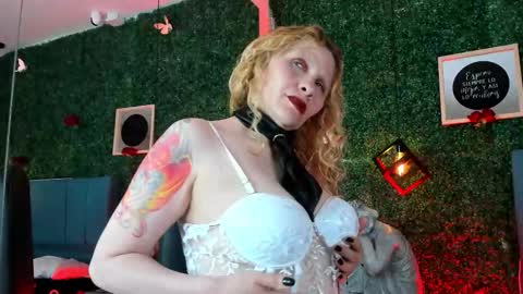 Snapshot of evangelyne_rose chatting on 02-17-26, 08:04 Evangelyne online show from 02-17-26, 08:04