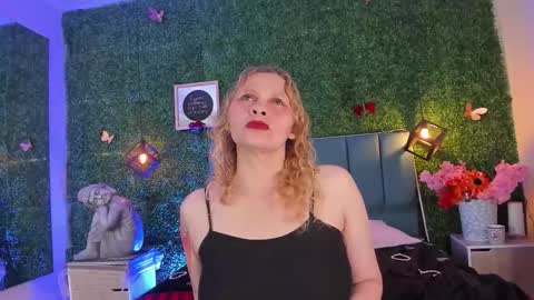 Snapshot of evangelyne_rose chatting on 02-23-26, 07:22 Evangelyne online show from 02-23-26, 07:22