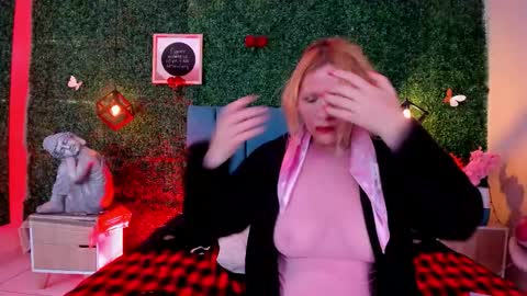 Snapshot of evangelyne_rose chatting on 02-25-26, 07:12 Evangelyne online show from 02-25-26, 07:12