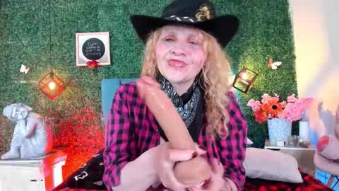 Snapshot of evangelyne_rose chatting on 02-27-26, 08:53 Evangelyne online show from 02-27-26, 08:53