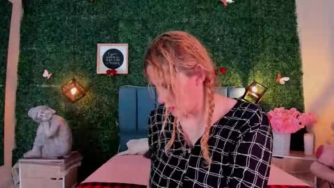 Snapshot of evangelyne_rose chatting on 03-12-26, 07:20 Evangelyne online show from 03-12-26, 07:20