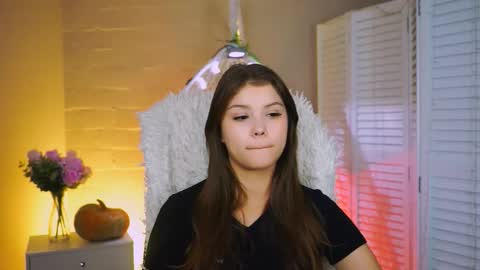 Snapshot of evathopson chatting on 11-04-25, 10:47 Eva next stream - - 1600 UTC2000 online show from 11-04-25, 10:47