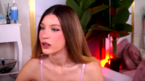 Snapshot of evawarenn chatting on 10-22-25, 07:19 Carolina online show from 10-22-25, 07:19