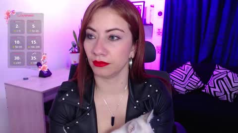Snapshot of evee_e chatting on 09-21-25, 04:47 Evee online show from 09-21-25, 04:47