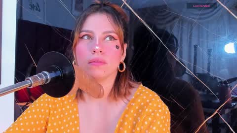 Snapshot of evelin_belen chatting on 10-10-25, 12:15 EVELIN online show from 10-10-25, 12:15