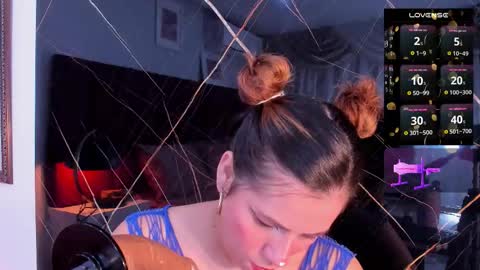 Snapshot of evelin_belen chatting on 10-30-25, 12:17 EVELIN online show from 10-30-25, 12:17