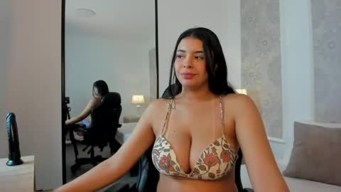 Snapshot of evelin_villan chatting on 04-01-26, 01:52 E V E L I N online show from 04-01-26, 01:52
