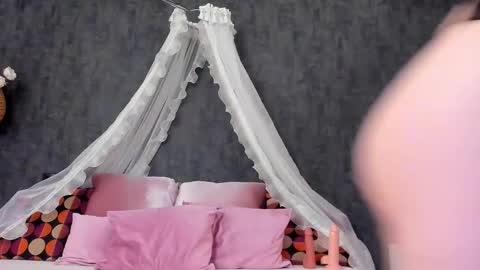 Snapshot of evellynereys chatting on 09-18-25, 03:19 evellynereys online show from 09-18-25, 03:19