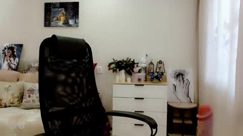 Snapshot of evelove33 chatting on 02-26-25, 08:04 evelove online show from 02-26-25, 08:04