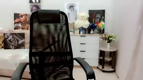 Snapshot of evelove33 chatting on 09-13-25, 04:40 evelove online show from 09-13-25, 04:40