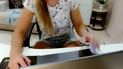 Snapshot of evelove33 chatting on 10-03-25, 04:59 evelove online show from 10-03-25, 04:59