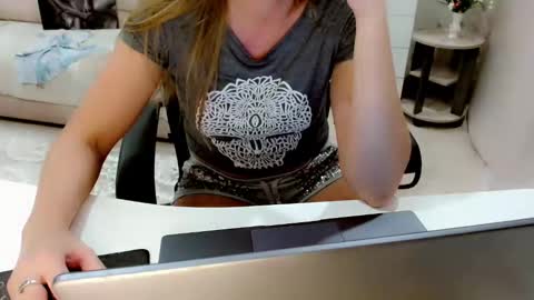 Snapshot of evelove33 chatting on 10-11-25, 05:11 evelove online show from 10-11-25, 05:11