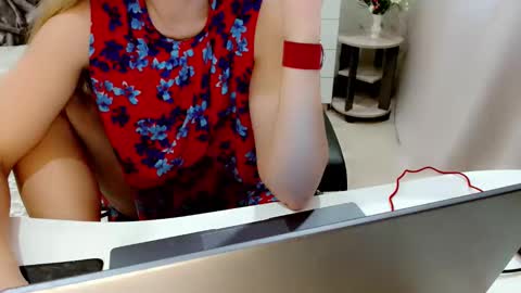 Snapshot of evelove33 chatting on 10-14-25, 05:08 evelove online show from 10-14-25, 05:08