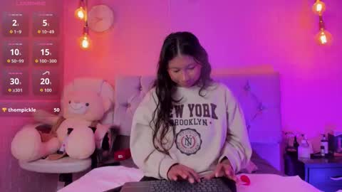 Snapshot of evelyn_flores1 chatting on 10-25-25, 08:36   online show from 10-25-25, 08:36