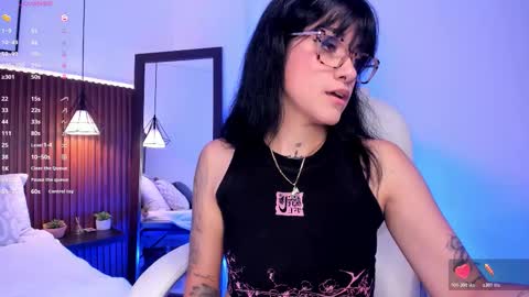 Snapshot of evelyn_samantha chatting on 10-18-25, 02:47 evelyn online show from 10-18-25, 02:47