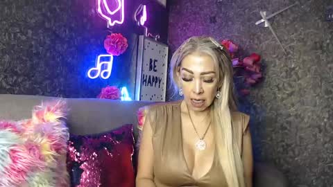Snapshot of evelynagrey chatting on 01-25-25, 07:28 EvelynaGrey online show from 01-25-25, 07:28