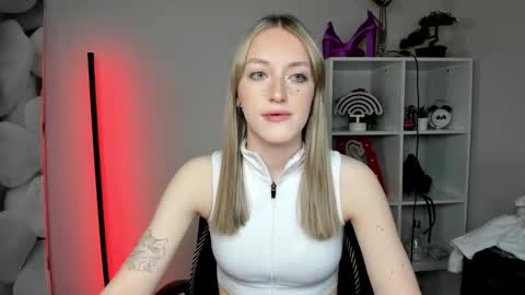 Snapshot of evelynblond chatting on 02-20-26, 06:37 evelynblond online show from 02-20-26, 06:37