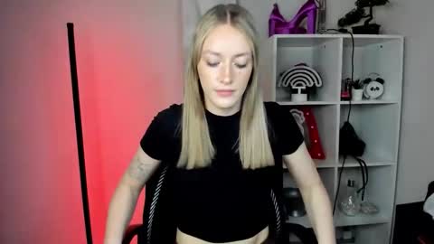 Snapshot of evelynblond chatting on 02-24-26, 02:04 evelynblond online show from 02-24-26, 02:04