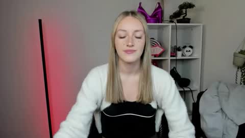 Snapshot of evelynblond chatting on 03-12-26, 01:50 evelynblond online show from 03-12-26, 01:50