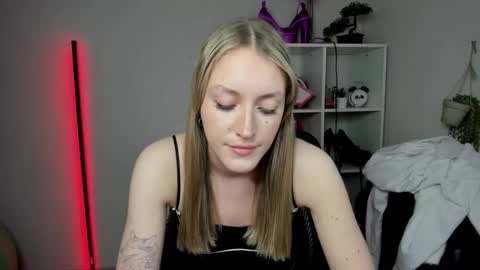 Snapshot of evelynblond chatting on 03-16-26, 06:34 evelynblond online show from 03-16-26, 06:34
