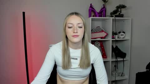 Snapshot of evelynblond chatting on 03-19-26, 06:50 evelynblond online show from 03-19-26, 06:50