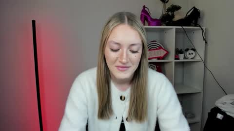 Snapshot of evelynblond chatting on 03-20-26, 01:38 evelynblond online show from 03-20-26, 01:38