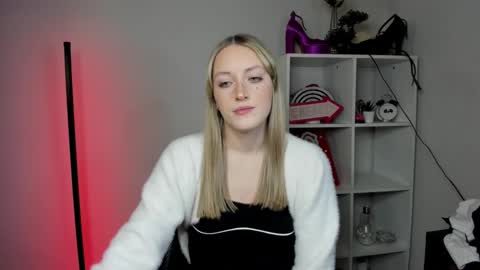 Snapshot of evelynblond chatting on 03-23-26, 01:26 evelynblond online show from 03-23-26, 01:26