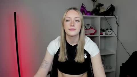 Snapshot of evelynblond chatting on 03-24-26, 01:38 evelynblond online show from 03-24-26, 01:38