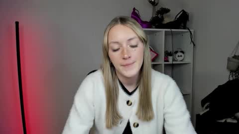 Snapshot of evelynblond chatting on 03-26-26, 06:35 evelynblond online show from 03-26-26, 06:35