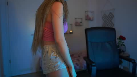 evelyncage_ online show from 02-04-25, 10:13