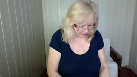 Snapshot of evelynloveshy chatting on 01-25-25, 08:10 BarbaraBlondy online show from 01-25-25, 08:10