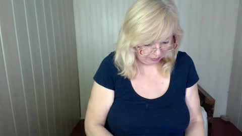 Snapshot of evelynloveshy chatting on 01-25-25, 11:13 BarbaraBlondy online show from 01-25-25, 11:13