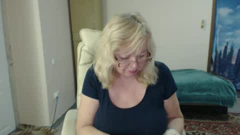 Snapshot of evelynloveshy chatting on 02-02-25, 02:27 BarbaraBlondy online show from 02-02-25, 02:27