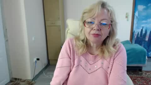 Snapshot of evelynloveshy chatting on 02-03-25, 11:42 BarbaraBlondy online show from 02-03-25, 11:42