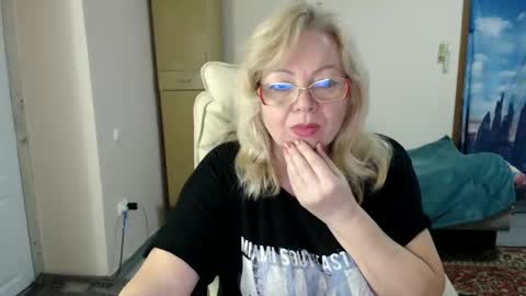 Snapshot of evelynloveshy chatting on 02-03-25, 07:52 BarbaraBlondy online show from 02-03-25, 07:52