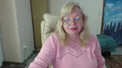 Snapshot of evelynloveshy chatting on 02-10-25, 09:15 BarbaraBlondy online show from 02-10-25, 09:15