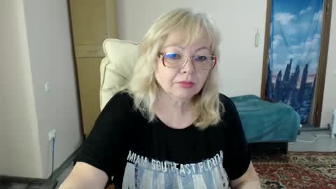 Snapshot of evelynloveshy chatting on 02-14-25, 06:45 BarbaraBlondy online show from 02-14-25, 06:45