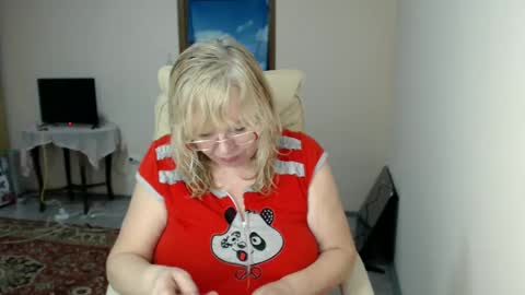 Snapshot of evelynloveshy chatting on 02-14-25, 07:33 BarbaraBlondy online show from 02-14-25, 07:33