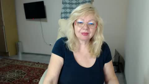 Snapshot of evelynloveshy chatting on 02-19-25, 08:52 BarbaraBlondy online show from 02-19-25, 08:52