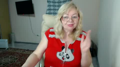 Snapshot of evelynloveshy chatting on 02-22-25, 12:05 BarbaraBlondy online show from 02-22-25, 12:05
