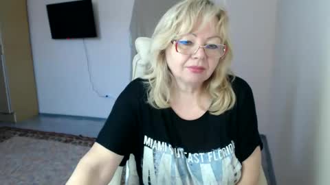 Snapshot of evelynloveshy chatting on 02-25-25, 08:14 BarbaraBlondy online show from 02-25-25, 08:14