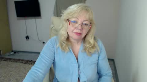 Snapshot of evelynloveshy chatting on 02-26-25, 03:19 BarbaraBlondy online show from 02-26-25, 03:19