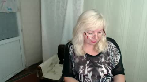 Snapshot of evelynloveshy chatting on 09-22-25, 08:33 BarbaraBlondy online show from 09-22-25, 08:33