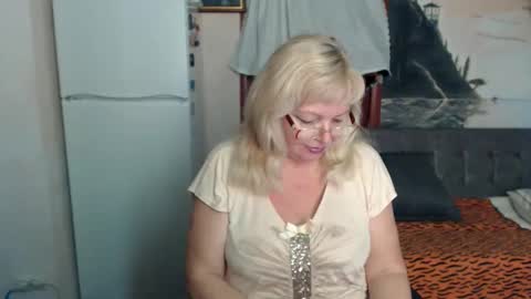 Snapshot of evelynloveshy chatting on 10-09-25, 09:57 BarbaraBlondy online show from 10-09-25, 09:57